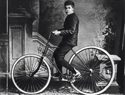 1888: John Dunlop põe um tubo de ar na roda de um triciclo e dá força ao conceito do pneu, que vira padrão a partir de 1895, quando a Michelin começa sua produção para carros.